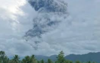 Gunung Dukono Meletus Dahsyat: Abu Vulkanik Membubung 1,4 Kilometer!