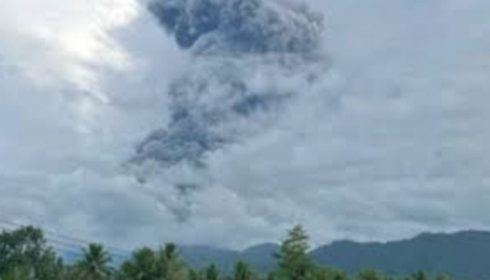 Gunung Dukono Meletus Dahsyat: Abu Vulkanik Membubung 1,4 Kilometer!