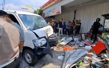Rem Blong Maut: Mobil Tabrak Kios UMKM di Aren Jaya Hingga Kritis
