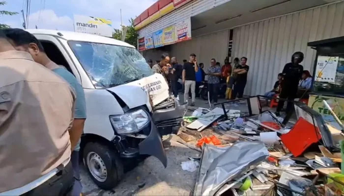 Rem Blong Maut: Mobil Tabrak Kios UMKM di Aren Jaya Hingga Kritis