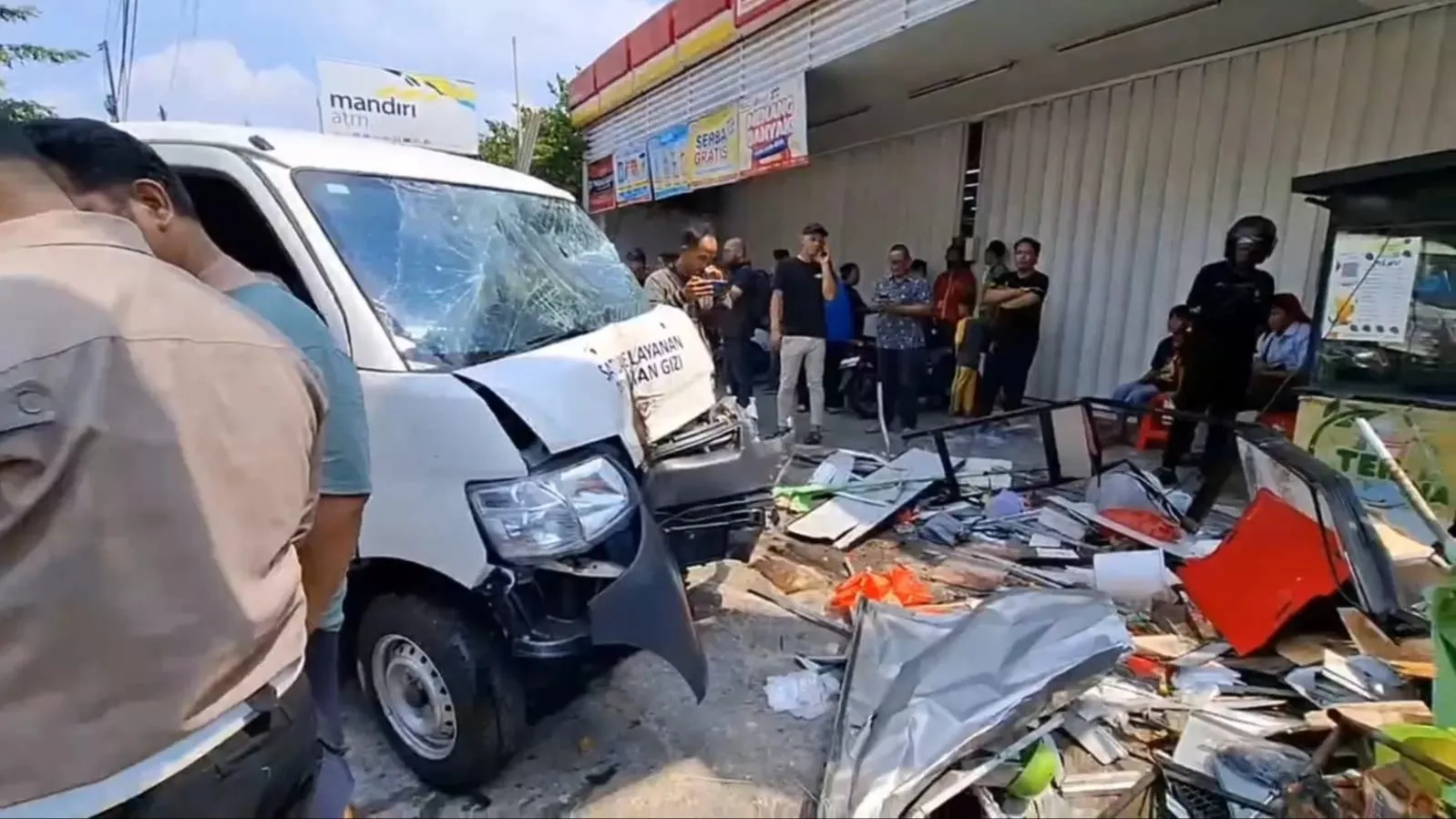 Rem Blong Maut: Mobil Tabrak Kios UMKM di Aren Jaya Hingga Kritis