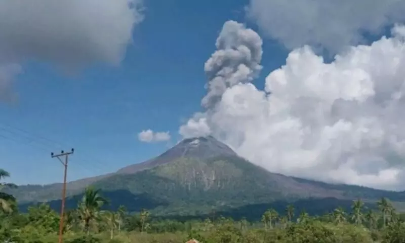 Gunung Lewotobi NTT Siaga: Aktivitas Geologi Meningkat Tajam Sepekan Ini