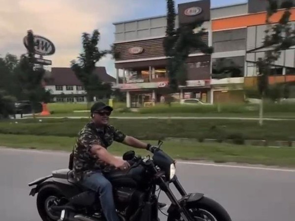 Ketua DPRD Kepri Iman Sutiawan Viral Akibat Kendarai Moge Tanpa Helm