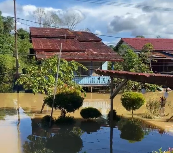 Sungai Kapuas Meluap: Sejumlah Titik di Putussibau Terendam Banjir